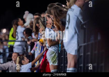 Madrid, Madrid, Espagne. 26 septembre 2024. Athenea del Castillo du Real Madrid voit acclamer les supporters à la fin du match de 2e tour de 2e manche de l'UEFA Women's Champions League entre le Real Madrid et le Sporting CP à l'Estadio Alfredo Di Stefano le 26 septembre 2024 à Madrid, Espagne. (Crédit image : © Alberto Gardin/ZUMA Press Wire) USAGE ÉDITORIAL SEULEMENT! Non destiné à UN USAGE commercial ! Banque D'Images