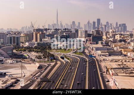 DUBAÏ, Émirats arabes Unis - 2 DÉCEMBRE 2021 : Skyline de Dubaï avec la route E11, Émirats arabes Unis Banque D'Images