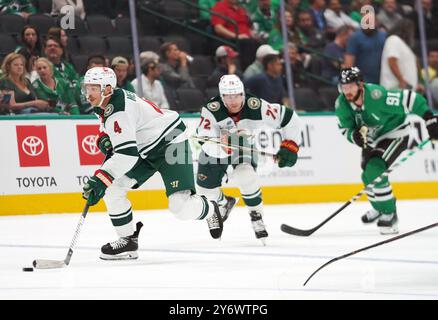 Dallas, États-Unis. 25 septembre 2024. Jon Merril #4 du Minnesota Wild contrôle la rondelle lors du match de pré-saison entre les Stars de Dallas et le Wild du Minnesota au American Airlines Center. Dallas Stars bat Minnesota Wild 5-2. Le 25 septembre 2024 à Dallas, Texas, États-Unis. (Photo de Javier Vicencio/Eyepix Group/SIPA USA) crédit : SIPA USA/Alamy Live News Banque D'Images