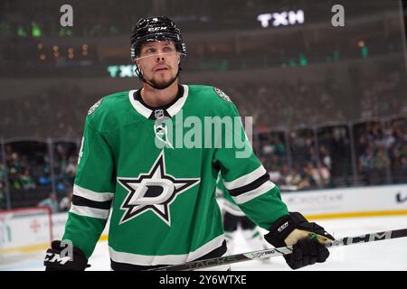 Dallas, États-Unis. 25 septembre 2024. Miro Heiskanen #4 des Dallas Stars réagit lors du match de pré-saison entre les Stars de Dallas et le Wild du Minnesota au American Airlines Center. Dallas Stars bat Minnesota Wild 5-2. Le 25 septembre 2024 à Dallas, Texas, États-Unis. (Photo de Javier Vicencio/Eyepix Group/SIPA USA) crédit : SIPA USA/Alamy Live News Banque D'Images