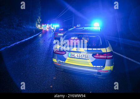 Tödlicher Unfall, Zwei Unfallwagen stehen neben der Landesstraße L564 zwischen Busenbach und Abzweig nach Spielberg. BEI einem Frontalzusammenstoß im Landkreis Karlsruhe sind zwei Kinder tödlich und drei weitere Menschen schwer verletzt worden, wie die Polizei mitteilte. Waldbronn Baden-Württemberg Deutschland Waldbronn *** accident mortel, deux voitures sont garées près de la route nationale L564 entre Busenbach et la jonction avec Spielberg deux enfants ont été tués et trois autres personnes grièvement blessées dans une collision frontale dans le district de Karlsruhe, selon la police Waldbronn Baden Württem Banque D'Images