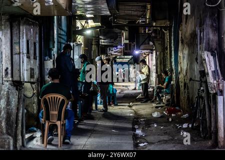 RIYAD, ARABIE SAOUDITE - 29 NOVEMBRE 2021 : ruelle sombre dans le quartier d'Almarqab à Riyad, Arabie Saoudite Banque D'Images