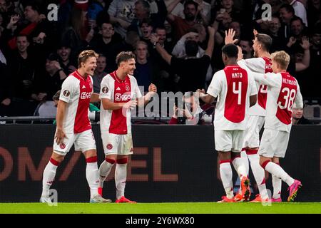 AMSTERDAM, PAYS-BAS - SEPTEMBRE 26 : Christian Rasmussen de l'AFC Ajax, Mika Godts de l'AFC Ajax, Jorrel Hato de l'AFC Ajax, Wout Weghorst de l'AFC Ajax et Kristian Hlynsson de l'AFC Ajax célèbrent le quatrième but de leur équipe lors du match UEFA Europa League 2024/25 phase MD1 entre l'AFC Ajax et Besiktas JK à la Johan Cruijff Arena le 26 septembre 2024 à Amsterdam, pays-Bas. (Photo de René Nijhuis) Banque D'Images