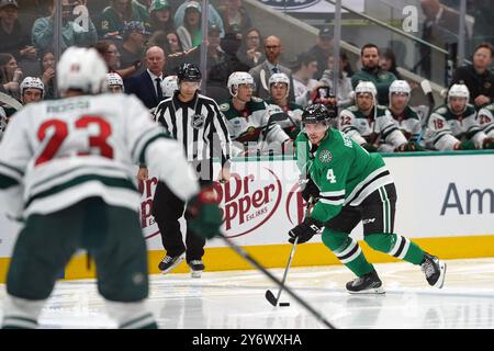 Dallas, Texas, États-Unis. 25 septembre 2024. Miro Heiskanen #4 des Dallas Stars contrôle la rondelle lors du match de pré-saison entre les Stars de Dallas et le Wild du Minnesota au American Airlines Center. Dallas Stars bat Minnesota Wild 5-2. Le 25 septembre 2024 à Dallas, Texas, États-Unis. (Crédit image : © Javier Vicencio/eyepix via ZUMA Press Wire) USAGE ÉDITORIAL SEULEMENT! Non destiné à UN USAGE commercial ! Banque D'Images