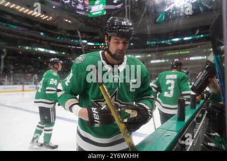 Dallas, Texas, États-Unis. 25 septembre 2024. Jamie Benn #14 des Dallas Stars se prépare avant le match de pré-saison de la LNH entre les Stars de Dallas et le Wild du Minnesota au American Airlines Center. Dallas Stars bat Minnesota Wild 5-2. Le 25 septembre 2024 à Dallas, Texas, États-Unis. (Crédit image : © Javier Vicencio/eyepix via ZUMA Press Wire) USAGE ÉDITORIAL SEULEMENT! Non destiné à UN USAGE commercial ! Banque D'Images