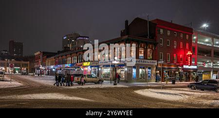 Après la chute de neige, les rues sont sales par les voitures qui traversent la neige. Banque D'Images