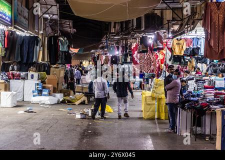 RIYAD, ARABIE SAOUDITE - 1er DÉCEMBRE 2021 : rue du marché dans le quartier d'Almarqab à Riyad, Arabie Saoudite Banque D'Images