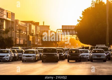 Trafic routier à Riyad pendant le coucher du soleil, Arabie Saoudite Banque D'Images