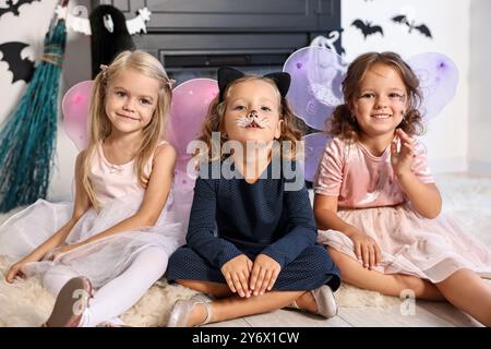 Filles mignonnes portant des costumes pour la célébration d'Halloween dans la chambre Banque D'Images