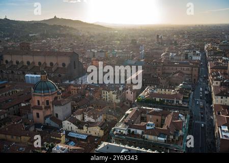 Bologne : vue panoramique aérienne de la vieille ville depuis le sommet de la Tour Asinelli. Italie. Banque D'Images