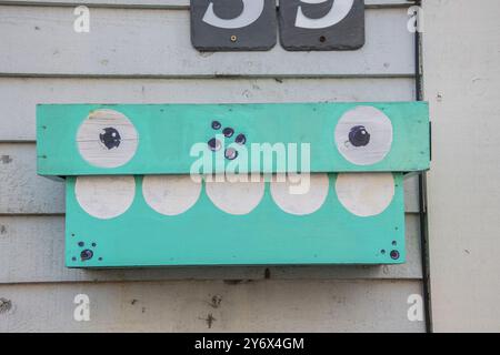 Face sur une boîte aux lettres prête à engloutir le courrier au centre-ville de John's, Terre-Neuve-et-Labrador, Canada Banque D'Images