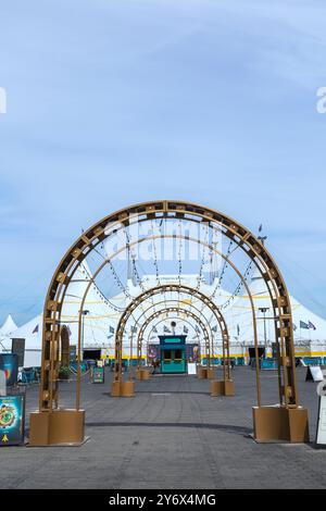 Le couloir de l'entrée principale arbore des guirlandes lumineuses de style industriel menant à l'installation de la grande tente « Kurios » du Cirque du Soleil. Banque D'Images