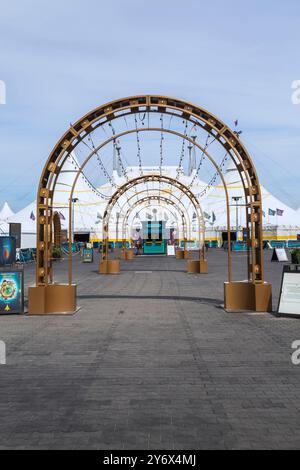 Le couloir de l'entrée principale arbore des guirlandes lumineuses de style industriel menant à l'installation de la grande tente « Kurios » du Cirque du Soleil. Banque D'Images