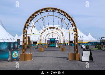 Le couloir de l'entrée principale arbore des guirlandes lumineuses de style industriel menant à l'installation de la grande tente « Kurios » du Cirque du Soleil. Banque D'Images