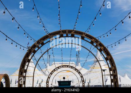 Le couloir de l'entrée principale arbore des guirlandes lumineuses de style industriel menant à l'installation de la grande tente « Kurios » du Cirque du Soleil. Banque D'Images