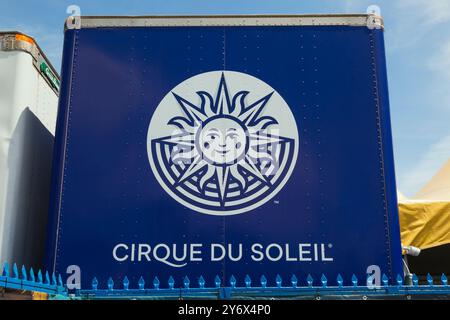 Logo et illustration du Cirque du Soleil sur le conteneur d'entreposage et d'expédition derrière la clôture du site d'installation de la grande tente dans le vieux port de Montréal. Banque D'Images