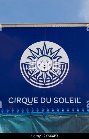 Logo et illustration du Cirque du Soleil sur le conteneur d'entreposage et d'expédition derrière la clôture du site d'installation de la grande tente dans le vieux port de Montréal. Banque D'Images