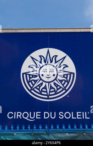 Logo et illustration du Cirque du Soleil sur le conteneur d'entreposage et d'expédition derrière la clôture du site d'installation de la grande tente dans le vieux port de Montréal. Banque D'Images