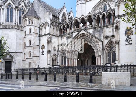 Entrée aux cours royales de justice, à Londres sur le Strand Banque D'Images