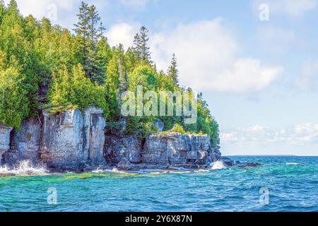 Les vagues battent le rivage rocheux et les falaises de Flowerpot Island dans la baie Georgienne. Banque D'Images