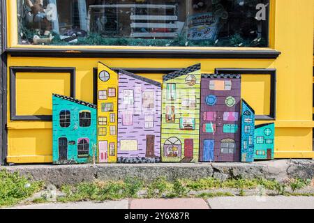 Décorations colorées de maison en rangée de jellybean à la boutique de cadeaux Downhome sur la rue de l'eau dans le centre-ville de John's, Terre-Neuve-et-Labrador, Canada Banque D'Images