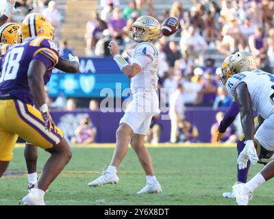 Baton Rouge, États-Unis. 21 septembre 2024. Le quarterback des Bruins de l'UCLA, Ethan Garbers (4), bat le ballon lors d'un match de football universitaire au Tiger Stadium le samedi 21 septembre 2024 à Baton Rouge, en Louisiane. (Photo de Peter G. Forest/Sipa USA) crédit : Sipa USA/Alamy Live News Banque D'Images