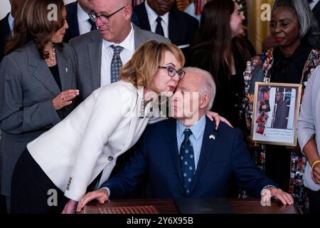 Le président américain Joe Biden salue Gabby Giffords, ancien représentant américain de l’Arizona, lors d’un discours sur la violence armée dans la salle est de la Maison Blanche à Washington, DC, USA, le jeudi 26 septembre, 2024. L'administration Biden annonce de nouvelles mesures de la part du pouvoir exécutif pour lutter contre les exercices de tir actif dans les écoles ainsi que contre les mitrailleuses. Photo Al Drago/Pool/ABACAPRESS. COM Credit : Abaca Press/Alamy Live News Banque D'Images