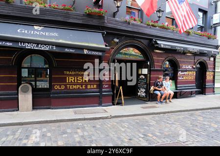 Lundy Foot's Bar and Restaurant à Essex Gate, à Dublin, quartier historique de Temple Bar en bord de rivière en Irlande. Banque D'Images