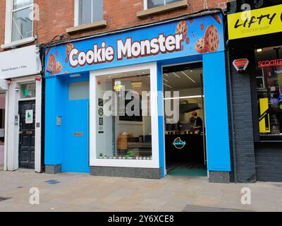 Vue extérieure de Cookie Monster, un magasin de biscuits dédié sur Capel Street dans le quartier de North City à Dublin, Irlande ; vendeur de friandises sucrées. Banque D'Images