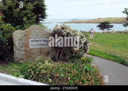 Panneau à Dillon's Park sur Coliemore Road à Dalkey, comté de Dublin, Irlande ; parc local surplombant la mer d'Irlande et Dalkey Island. Banque D'Images