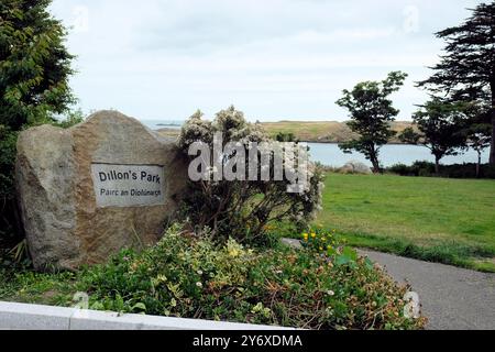 Panneau à Dillon's Park sur Coliemore Road à Dalkey, comté de Dublin, Irlande ; parc local surplombant la mer d'Irlande et Dalkey Island. Banque D'Images