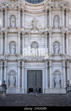 Escalier et façade principale, Cathédrale de Santa Maria de Gerona, Gérone, Catalogne, Espagne. Banque D'Images