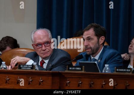 Washington, Vereinigte Staaten. 26 septembre 2024. Le président représentant des États-Unis Mike Kelly (républicain de Pennsylvanie) et le représentant des États-Unis Jason Crow (démocrate du Colorado) lors de la première réunion du groupe de travail sur la tentative d'assassinat de Donald Trump dans l'immeuble de bureaux de Longworth House à Washington, DC, le jeudi 26 septembre 2024. â Credit : Annabelle Gordon/CNP/dpa/Alamy Live News Banque D'Images