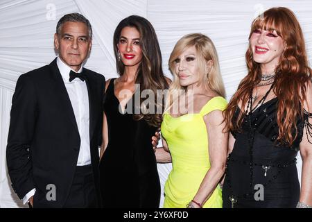 New York, États-Unis. 26 septembre 2024. George Clooney, Amal Clooney, Donatella Versace et Charlotte Tilbury marchant sur le tapis rouge à la Clooney Foundation for Justice accueillent l'événement annuel Albies qui se tiendra à la New York public Library, New York, NY, le 26 septembre 2024. (Photo par Anthony Behar/Sipa USA) crédit : Sipa USA/Alamy Live News Banque D'Images