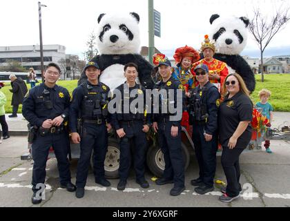Oakland, CA - 18 février 2024 : les officiers du shérif posent pour une photo de groupe avec Giant Pandas après la 2ème parade annuelle du nouvel an lunaire à Chinato d'Oakland Banque D'Images