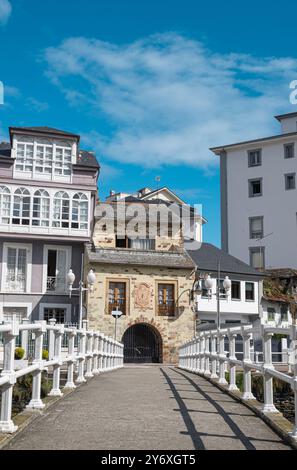 El puente del beso en la villa asturiana de Luarca, España Banque D'Images