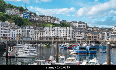 La hermosa villa costera y asturiana de Luarca con su puerto repleto de barcos pesqueros en el litoral norte de España Banque D'Images