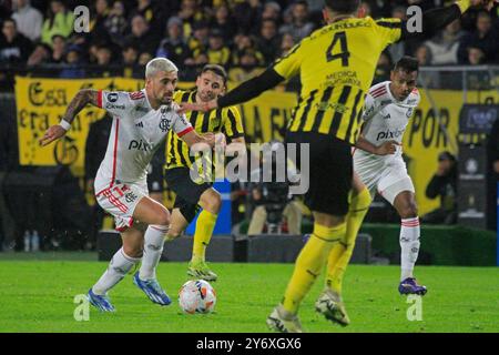 Montevideo, Uruguay. 26 septembre 2024. Giorgian de Arrascaeta, du Flamengo, contrôle le ballon lors du quart de finale du match de deuxième manche entre l'uruguayen Peñarol et le brésilien Flamengo de la Copa CONMEBOL Libertadores 2024, au stade Campeon del Siglo, à Montevideo, Uruguay, le 26 septembre 2024. Photo : Pool Pelaez Burga/DiaEsportivo/Alamy Live News crédit : DiaEsportivo/Alamy Live News Banque D'Images