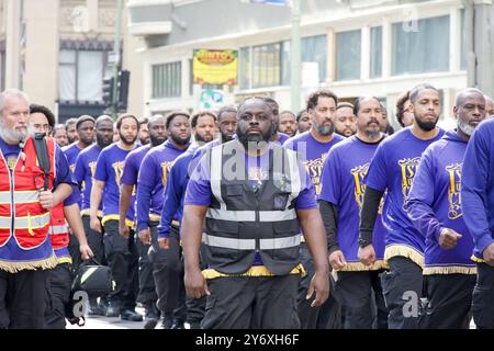 Oakland, CA - 25 février 2024 : partisans non identifiés dans la 7e parade annuelle de la joie noire à Oakland, CA. Banque D'Images