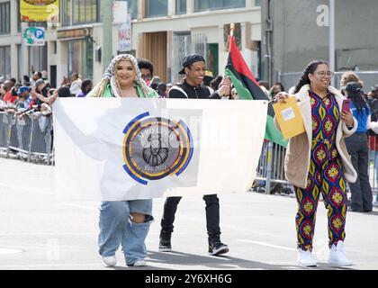 Oakland, CA - 25 février 2024 : partisans non identifiés dans la 7e parade annuelle de la joie noire à Oakland, CA. Banque D'Images