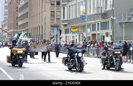 Oakland, CA - 25 février 2024 : partisans non identifiés dans la 7e parade annuelle de la joie noire à Oakland, CA. Banque D'Images