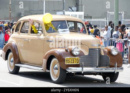 Oakland, CA - 25 février 2024 : partisans non identifiés dans la 7e parade annuelle de la joie noire à Oakland, CA. Banque D'Images