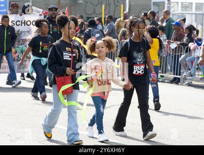 Oakland, CA - 25 février 2024 : partisans non identifiés dans la 7e parade annuelle de la joie noire à Oakland, CA. Banque D'Images