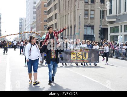 Oakland, CA - 25 février 2024 : partisans non identifiés dans la 7e parade annuelle de la joie noire à Oakland, CA. Banque D'Images