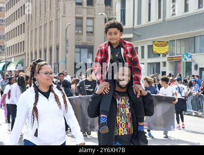 Oakland, CA - 25 février 2024 : partisans non identifiés dans la 7e parade annuelle de la joie noire à Oakland, CA. Banque D'Images