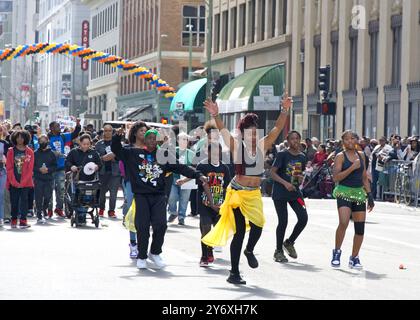 Oakland, CA - 25 février 2024 : partisans non identifiés dans la 7e parade annuelle de la joie noire à Oakland, CA. Banque D'Images