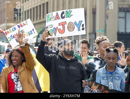 Oakland, CA - 25 février 2024 : partisans non identifiés dans la 7e parade annuelle de la joie noire à Oakland, CA. Banque D'Images