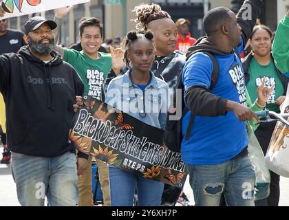 Oakland, CA - 25 février 2024 : partisans non identifiés dans la 7e parade annuelle de la joie noire à Oakland, CA. Banque D'Images