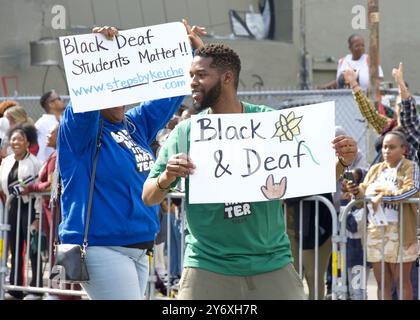 Oakland, CA - 25 février 2024 : partisans non identifiés dans la 7e parade annuelle de la joie noire à Oakland, CA. Banque D'Images