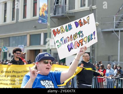 Oakland, CA - 25 février 2024 : partisans non identifiés dans la 7e parade annuelle de la joie noire à Oakland, CA. Banque D'Images